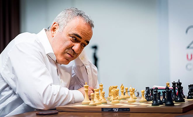 O Grandmaster de xadrez Garry Kasparov é um defensor do autoconhecimento,  além de ser escritor e ativista polít…