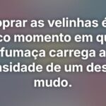 Soprar as velinhas é o único momento em que a fumaça carrega a densidade de um desejo mudo.